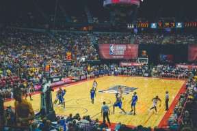 开云体育在线-深圳队打穿76人，浓眉发挥堪称完美，一场改写认知的跨洋对决