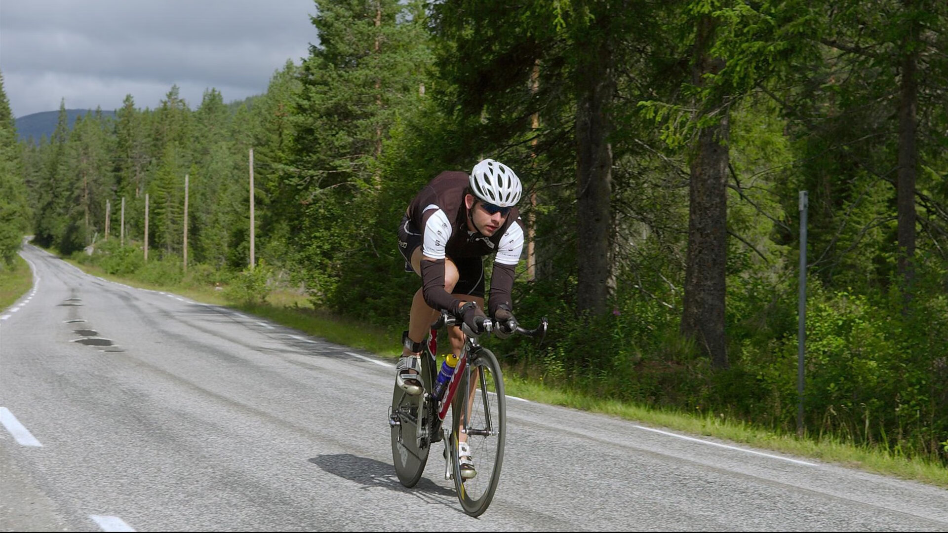 阿克在英超争冠接管比赛，映照AC米兰火力压制玻利维亚的战术革命